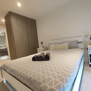 Luxury Riverside With Easy Access To London, O2, Excel Centre And Parking Apartment London
